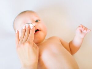 gac lau mi mat baby ve sinh dung cach giup mat sach khoe