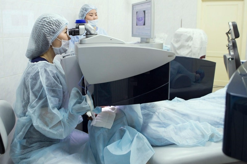 Bắn Tia Laser Trị Cận Thị Bao Nhiêu Tiền? Bảng Giá Mới 2025 5 Các yếu tố ảnh hưởng đến chi phí