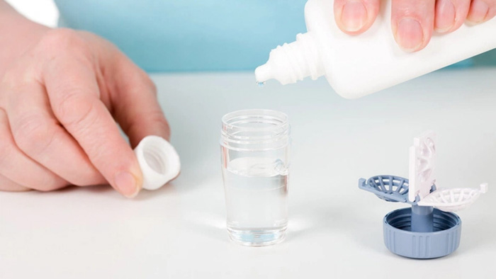 Cách Chọn Lens Cho Mắt Cận Loạn: Hướng Dẫn Từ A đến Z 6 Vệ sinh lens trước khi đeo