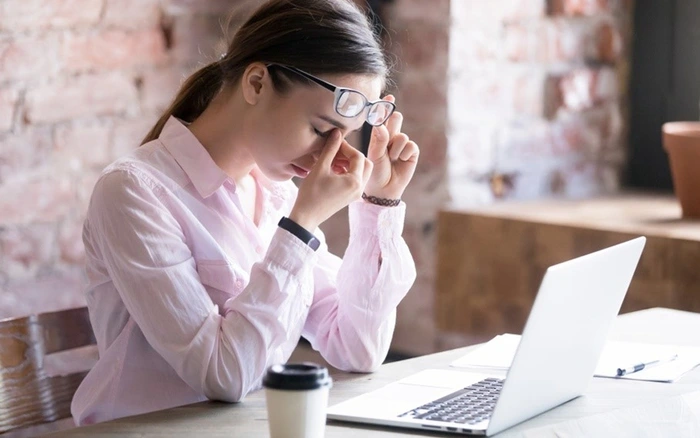 Cách Đo Mắt Cận Tại Nhà: Đơn Giản, Dễ Làm Và Đáng Tin Cậy 2 Cách đo mắt cận tại nhà-Những Dấu Hiệu Cho Thấy Bạn Có Thể Bị Cận