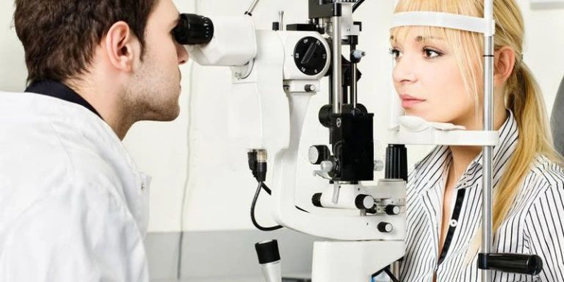 Cách Kiểm Tra Mắt Có Bị Cận Hay Không? Dấu Hiệu Và Xử Lý 5 Cách kiểm tra mắt có bị cận hay không -Khi nào cần đi khám mắt chuyên khoa?