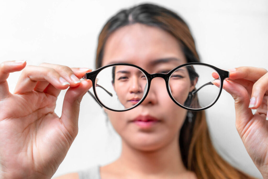 Cận 1 Bên Mắt: Nguyên Nhân Và Cách Xử Lý Không Nên Bỏ Qua 1 Cận 1 bên mắt