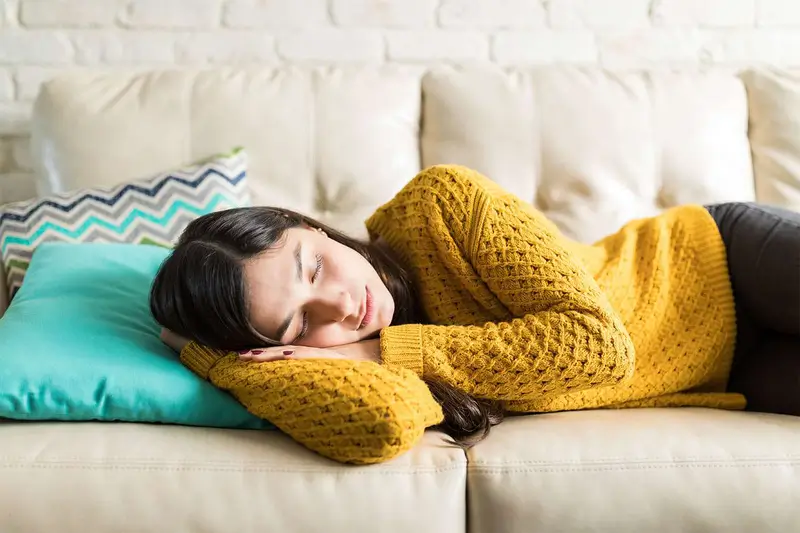Có nên đeo kính áp tròng khi ngủ trưa