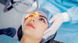 có nên mổ mắt cận không