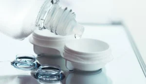 Nước ngâm kính áp tròng: Vai trò quan trọng và cách sử dụng an toàn 10 nuoc ngam kinh ap trong