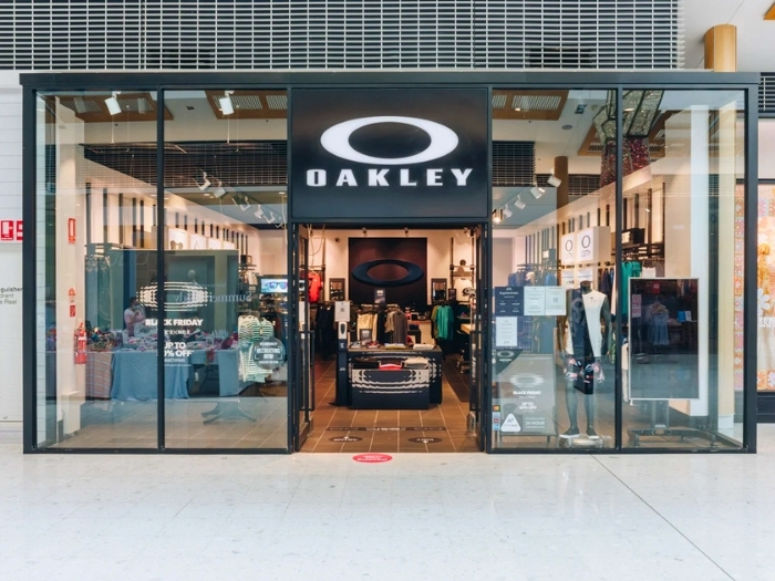 thương hiệu kính thể thao OAKLEY