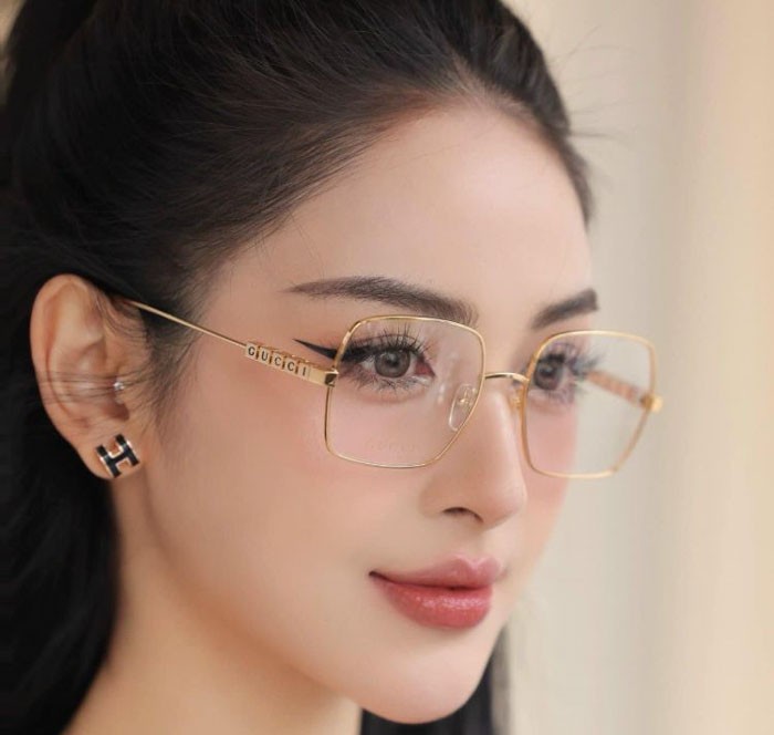 Gọng kính kim loại – Bền, nhẹ và thời trang cho mọi phong cách 12 Gọng kính kim loại vuông