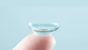 Kính áp tròng cận thị – Giải pháp thay thế kính gọng 8 kinh ap trong can thi la gi